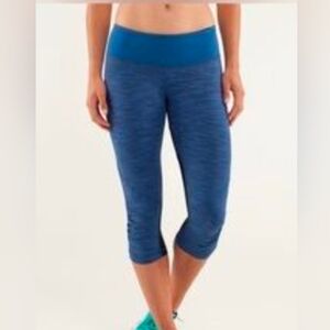 Lululemon Size 4 Cropped Blue Leggings, Euc